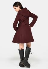 Camilla Bindung Taille Mit Kapuze Mantel With Bug Brooch - Burgunderrot