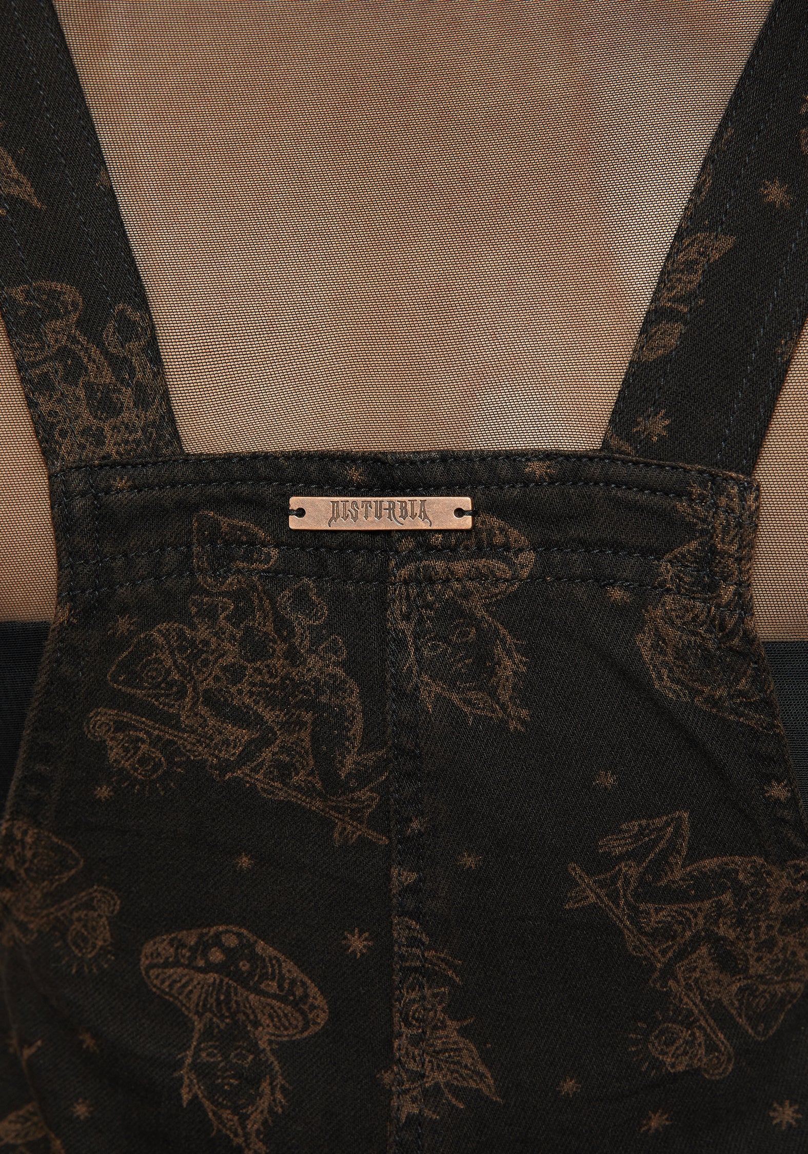 Hexborn Baba Yaga Bedruckt Denim Latzhose