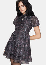 Haunt Medieval Druck Chiffon Smocked Mini Kleid