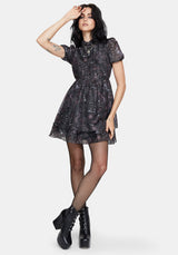 Haunt Medieval Druck Chiffon Smocked Mini Kleid