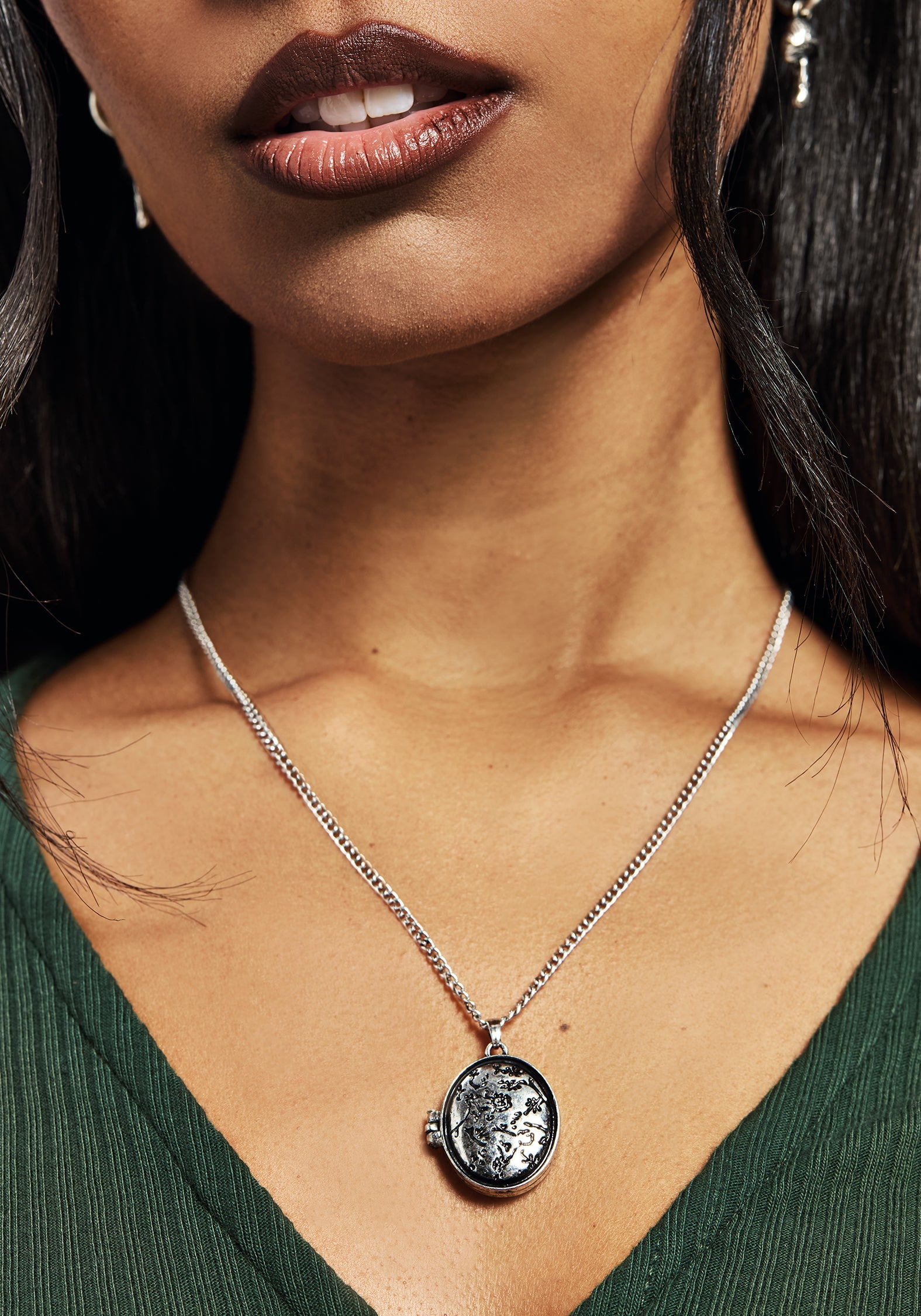 Cerelia Etched Locket Halskette