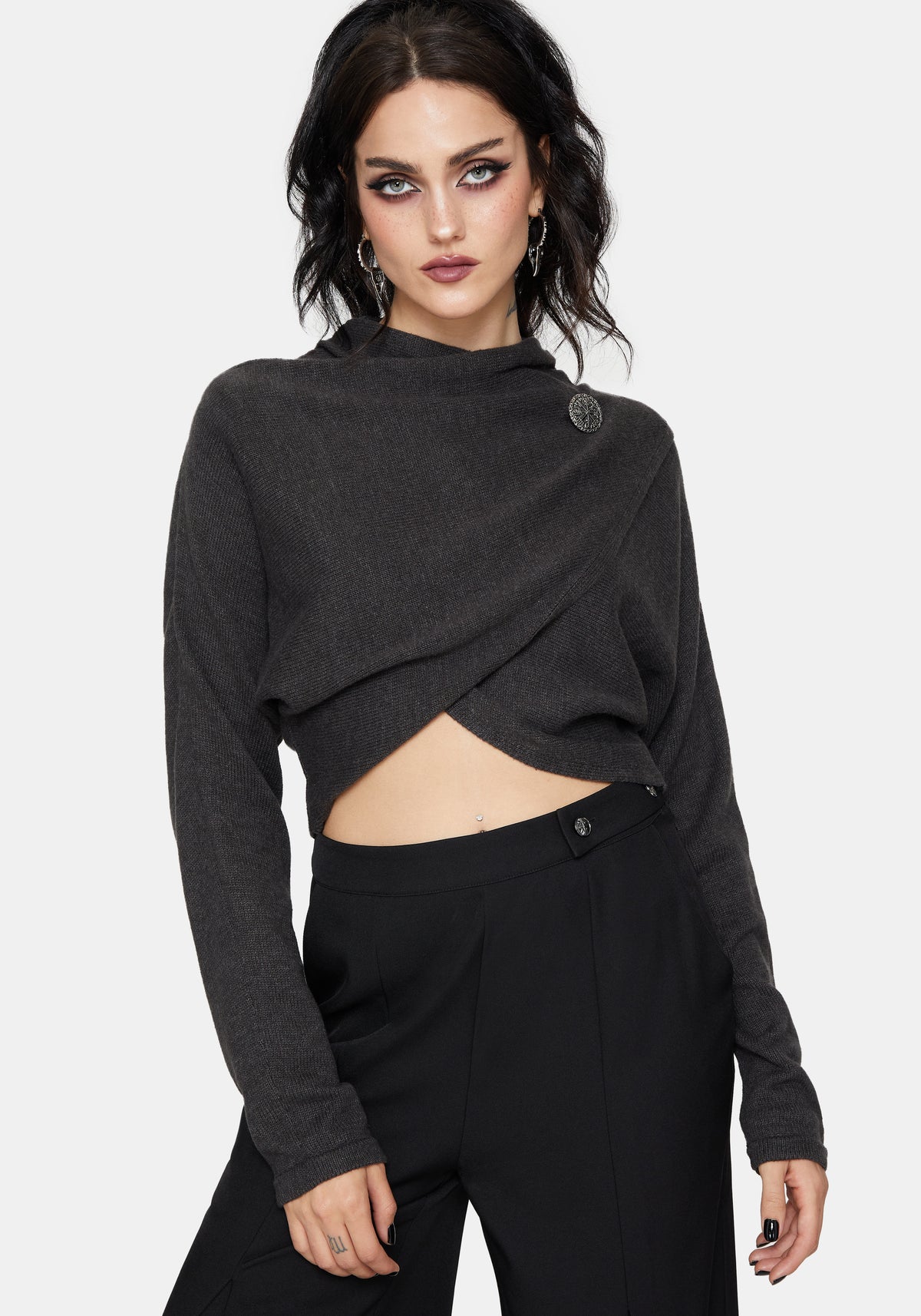 Calliope Wickel Über Kurz Geschnitten Gestrickt Pullover Mit Brosche