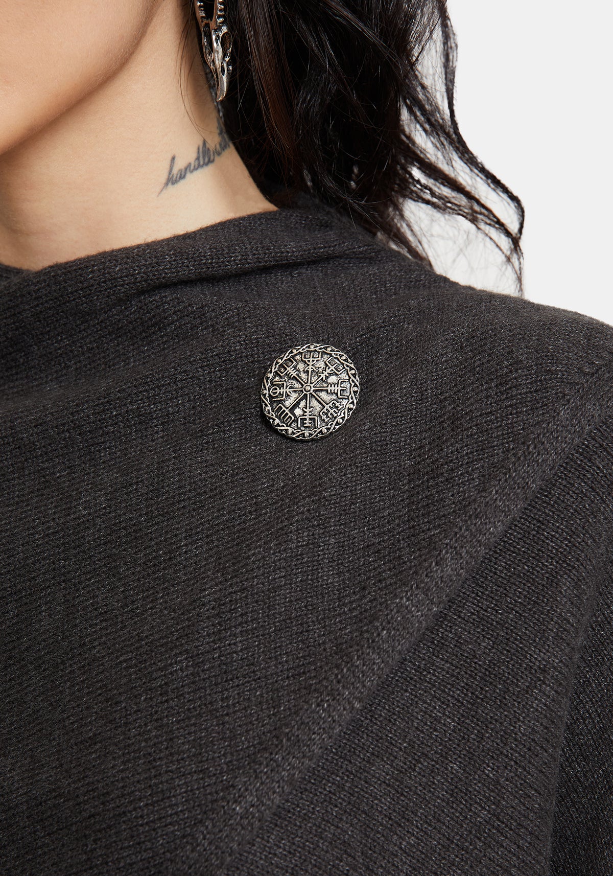 Calliope Wickel Über Kurz Geschnitten Gestrickt Pullover Mit Brosche
