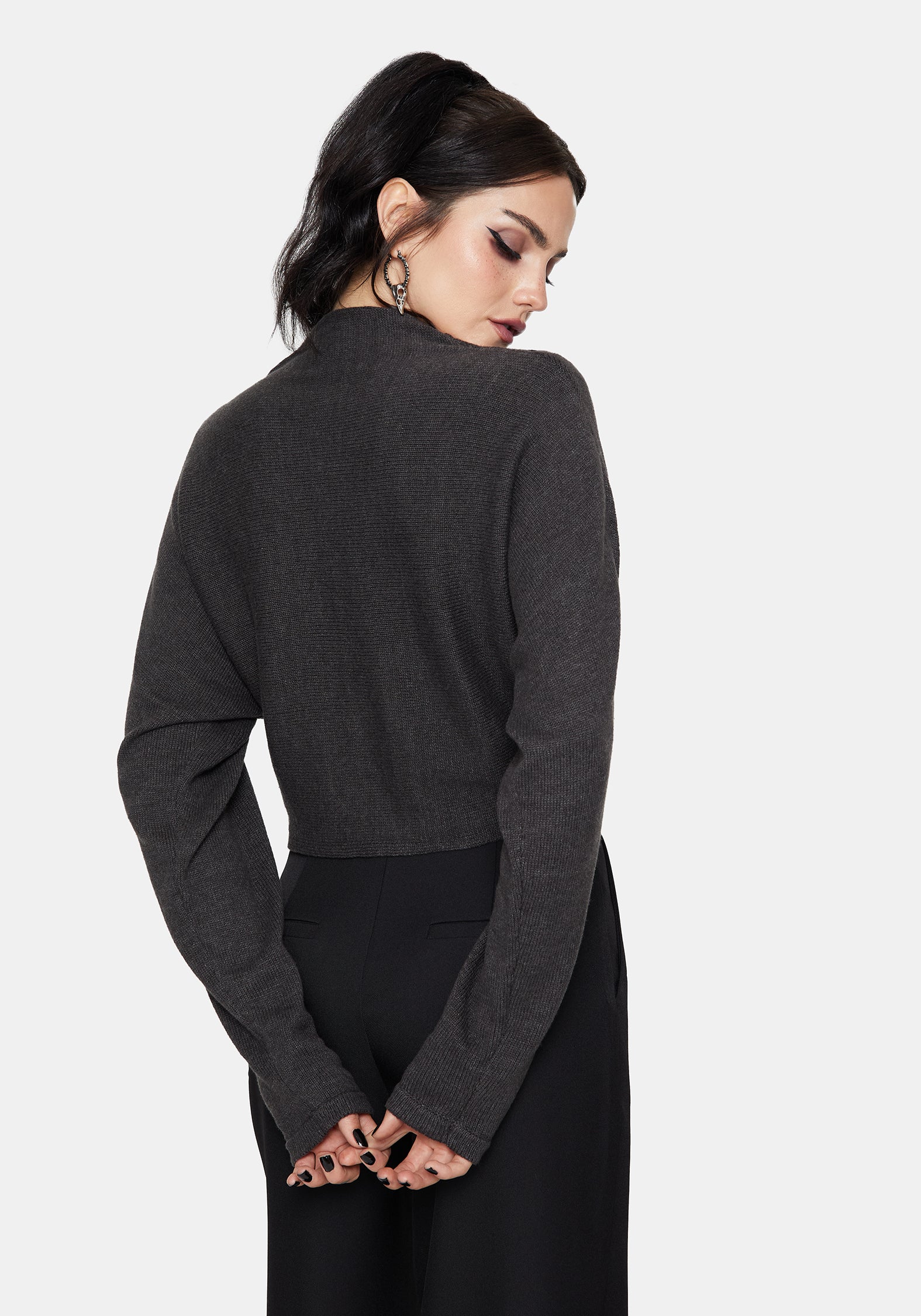 Calliope Wickel Über Kurz Geschnitten Gestrickt Pullover Mit Brosche