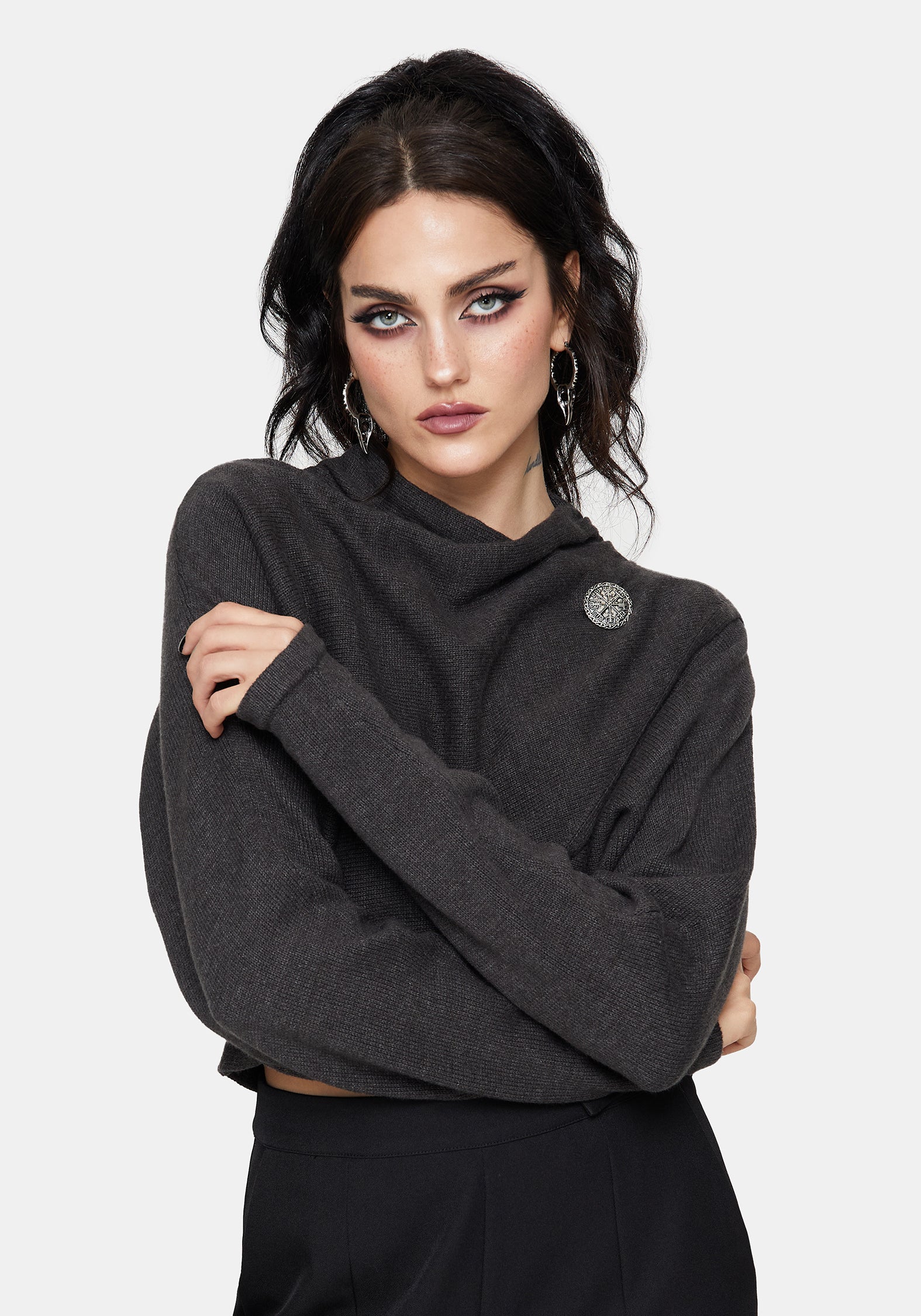 Calliope Wickel Über Kurz Geschnitten Gestrickt Pullover Mit Brosche