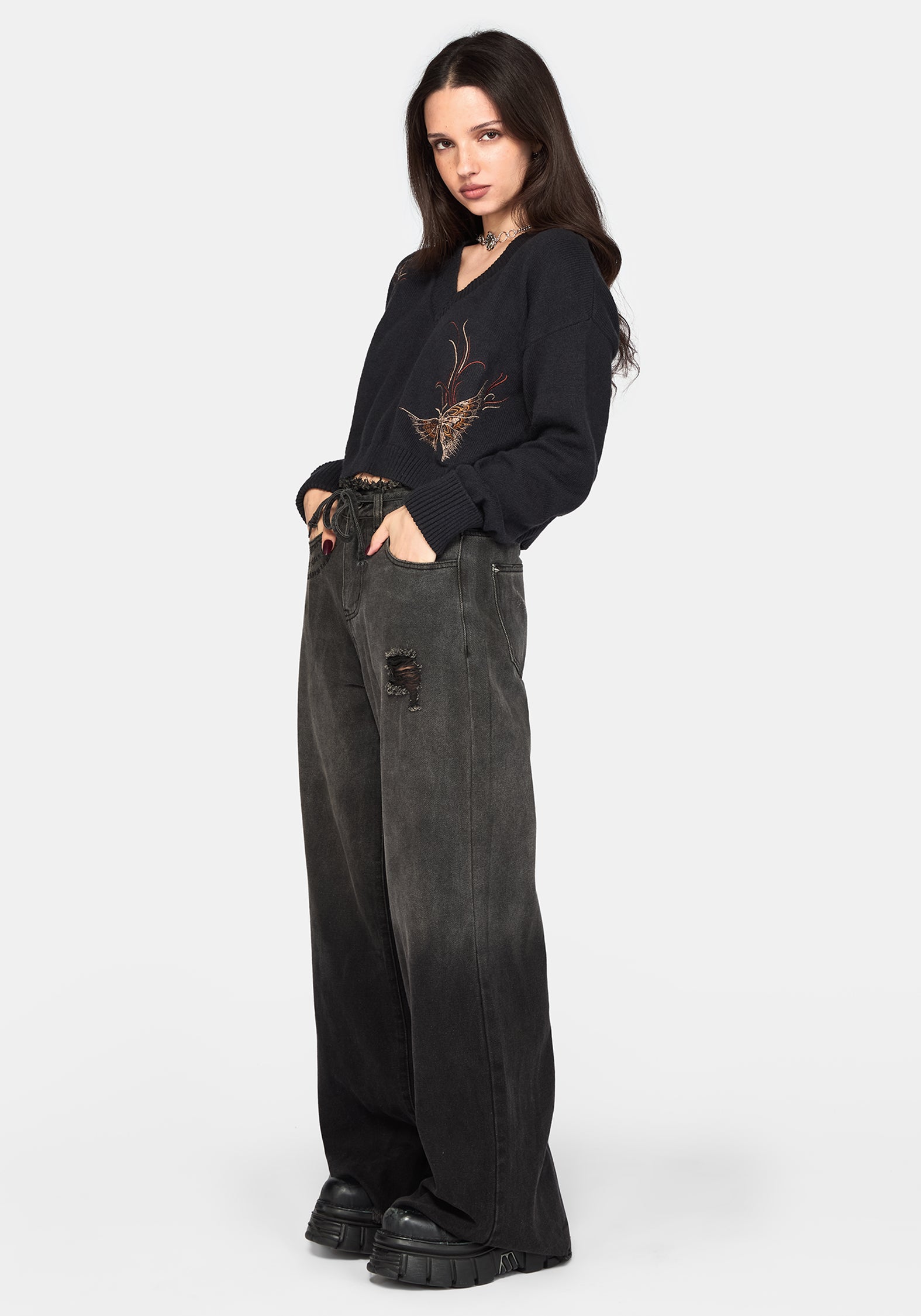 Ember Moth Bestickt V-Hals Strick Pullover