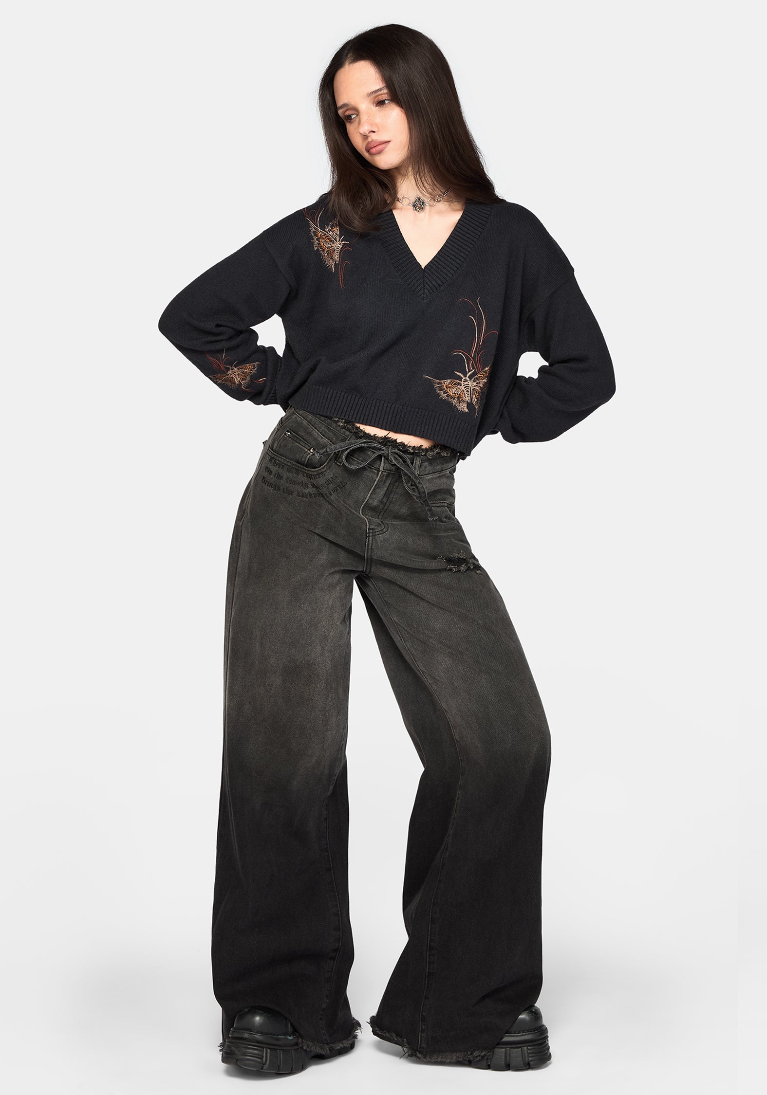 Ember Moth Bestickt V-Hals Strick Pullover