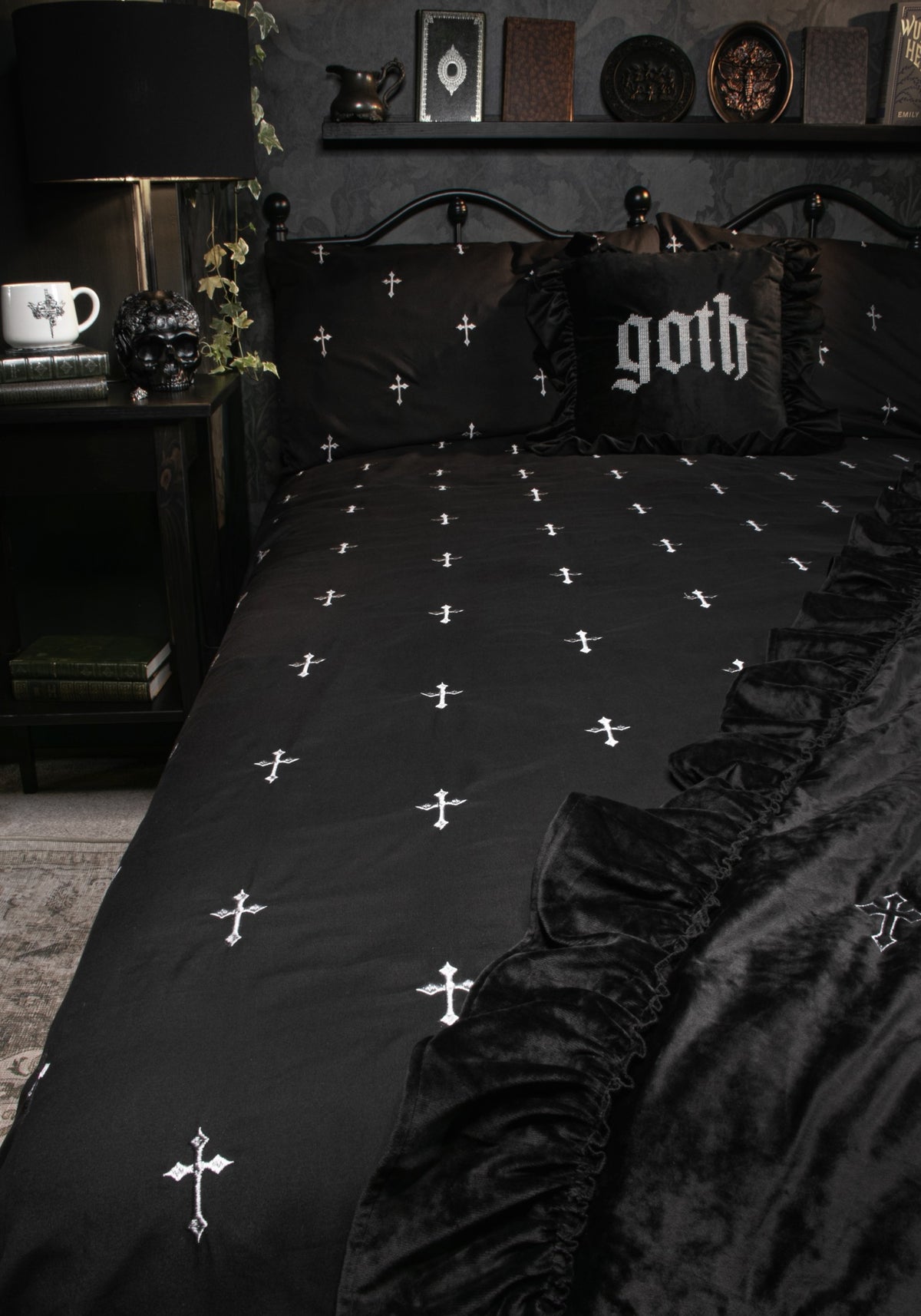 Vurlo Embroidered Cross Bedding - EU King