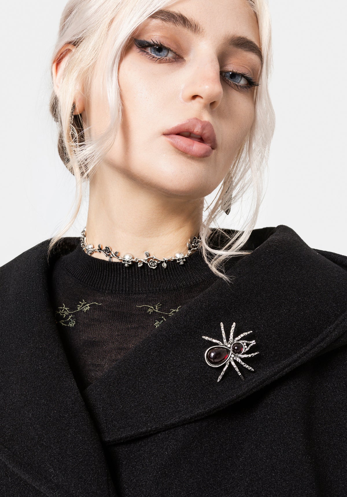 Althea Mit Kapuze Spider Pin Detail Cape