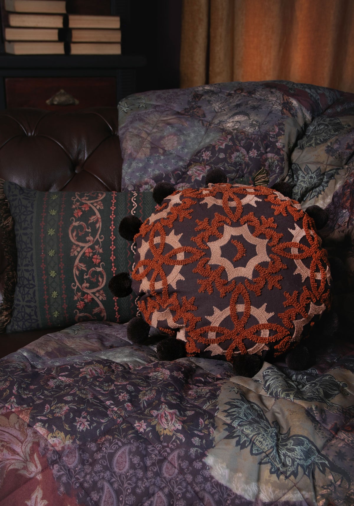 Ashwyn Hexen Tile Round Bommel Bommel Kissen