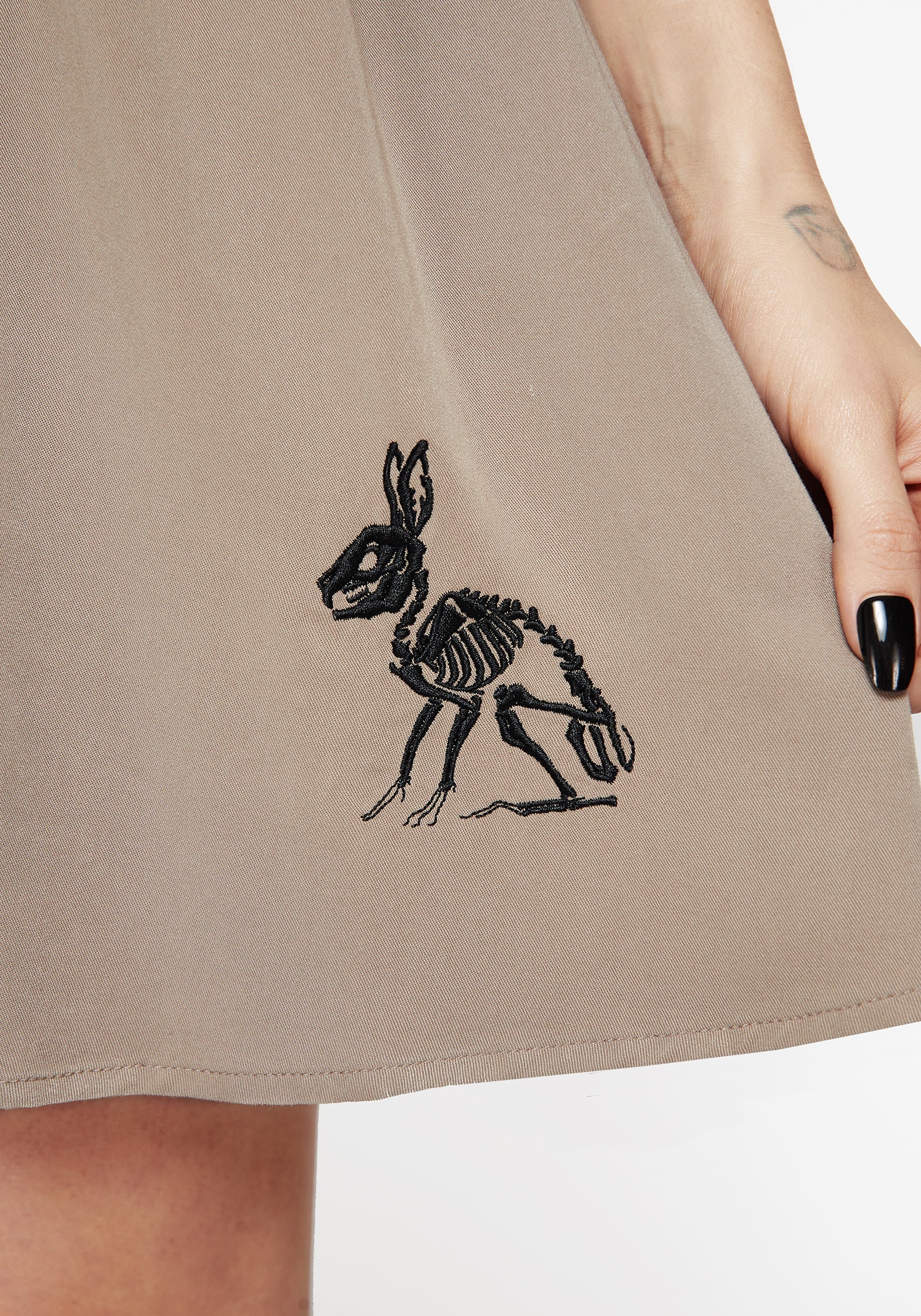 Hester Bestickt Knopf Hoch Mini Kleid
