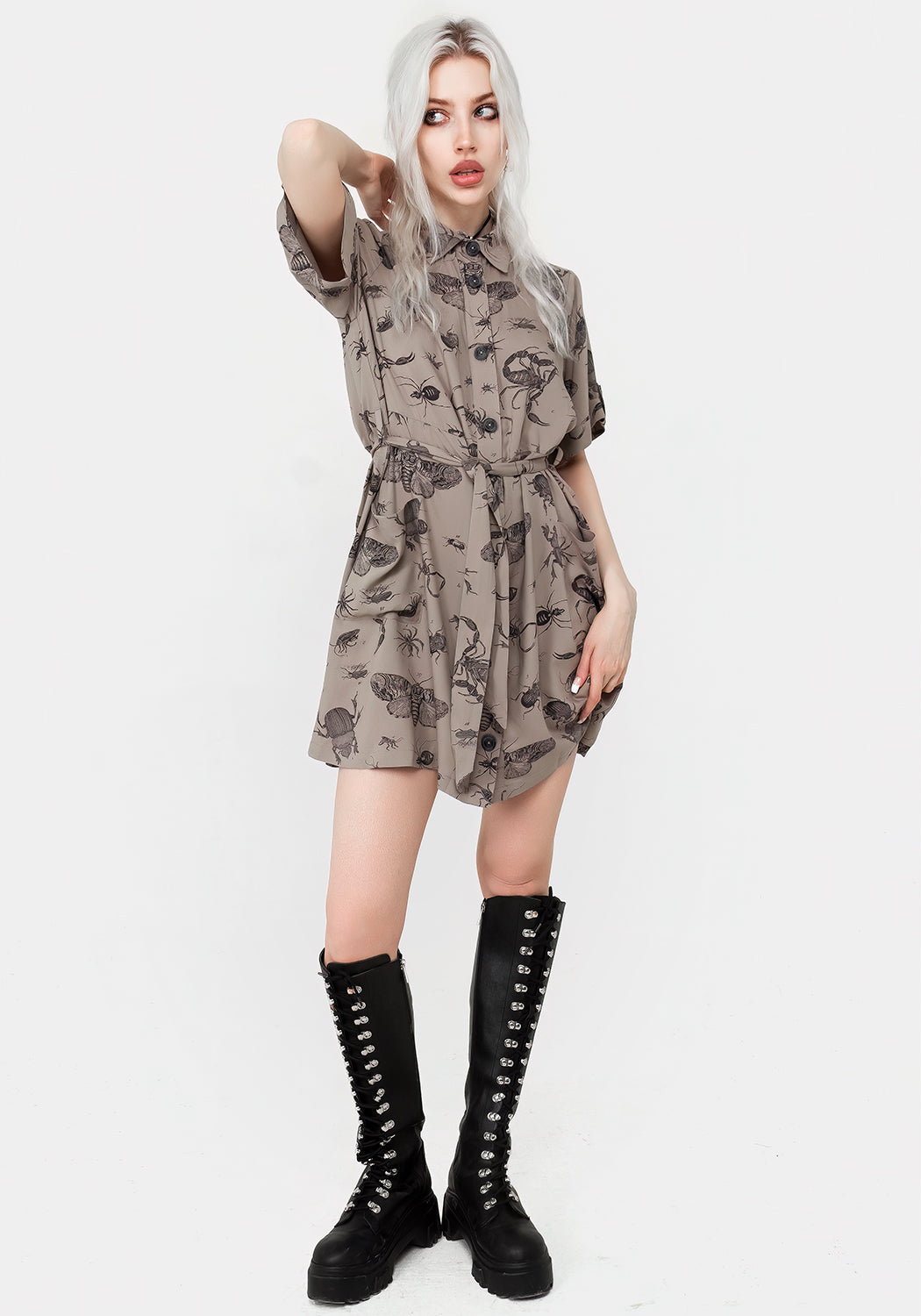 Parasite Insekten Druck Mini Kurz Ärmel Hemd Kleid Taupe