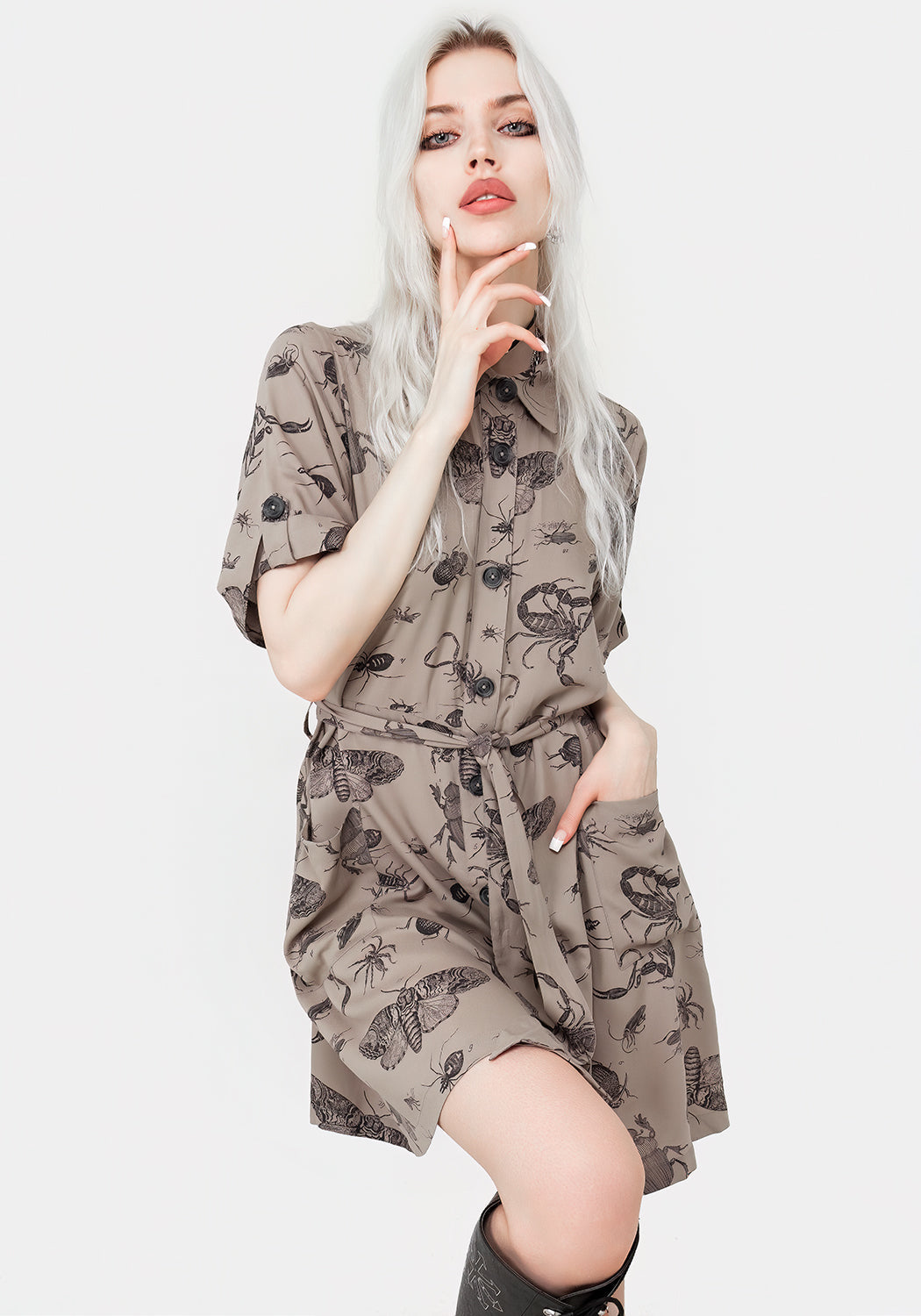 Parasite Insekten Druck Mini Kurz Ärmel Hemd Kleid Taupe