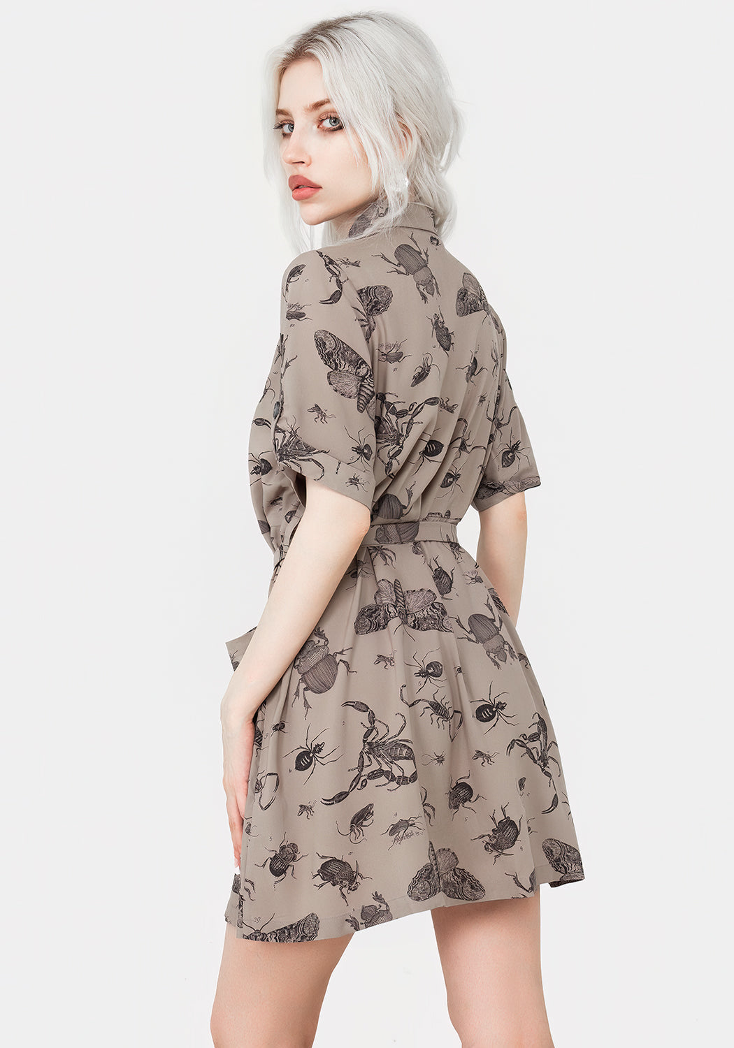 Parasite Insekten Druck Mini Kurz Ärmel Hemd Kleid Taupe
