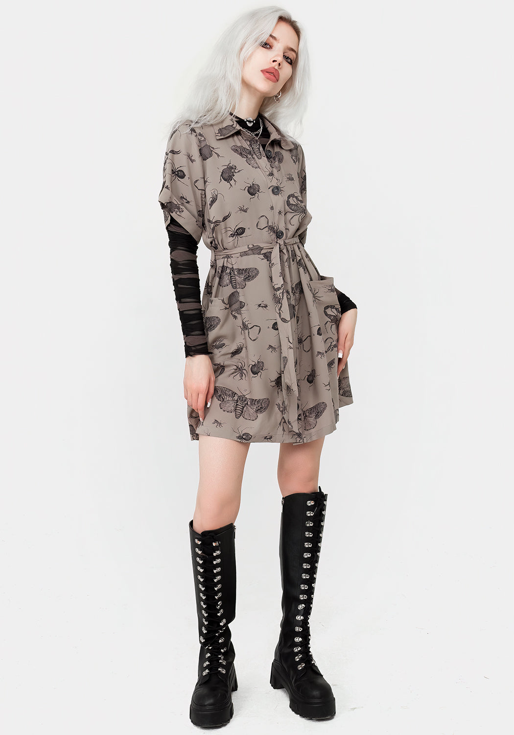 Parasite Insekten Druck Mini Kurz Ärmel Hemd Kleid Taupe