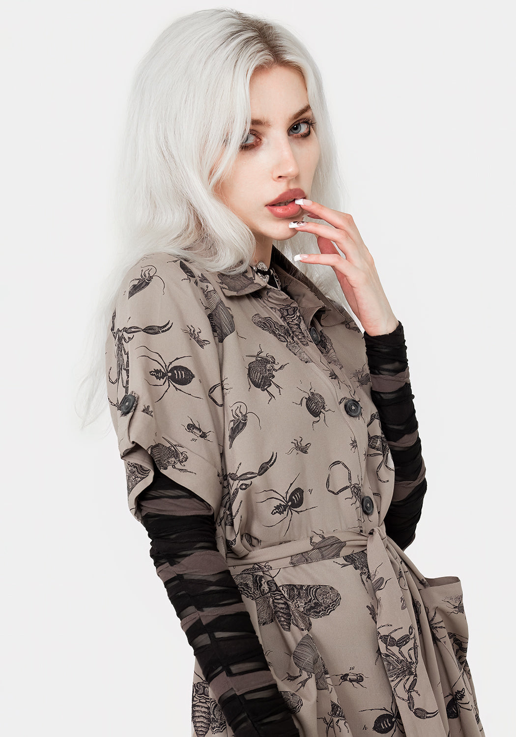 Parasite Insekten Druck Mini Kurz Ärmel Hemd Kleid Taupe