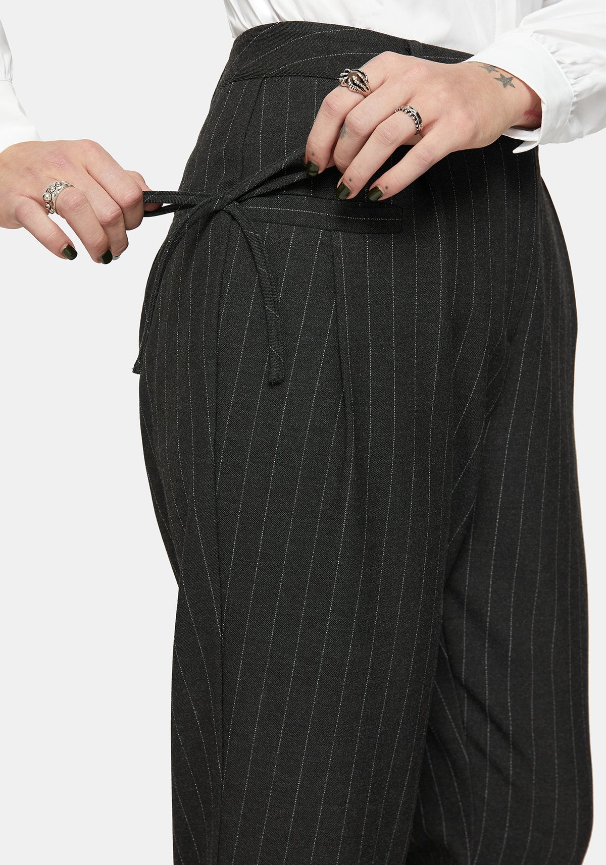 Sabrina Nadelstreifen Schleife Detail Hose