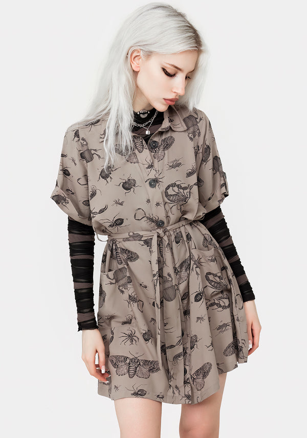 Parasite Insekten Druck Mini Kurz Ärmel Hemd Kleid Taupe
