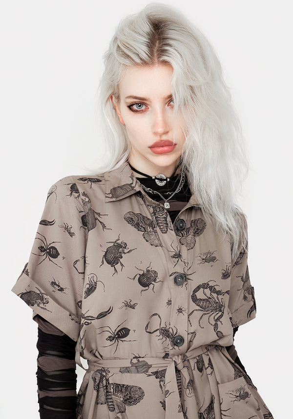 Parasite Insekten Druck Mini Kurz Ärmel Hemd Kleid Taupe